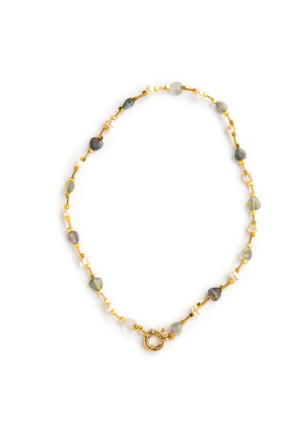 GOLD NECKLACE WITH PEARLS & GLASS HEARTS